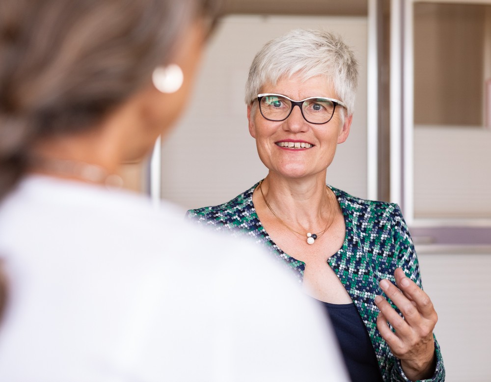 Die Ärztin Dr. Angelika Schelte ist im Patientengespräch. Die Ärztin Dr. Angelika Schelte ist im Patientengespräch.
